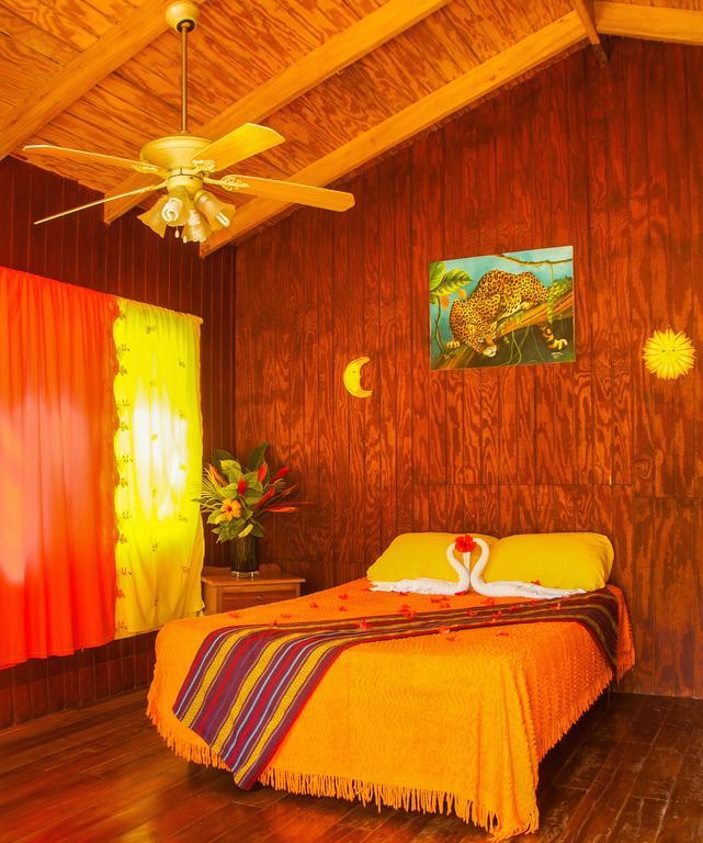 The Log Cab-Inn San Ignacio Habitación foto